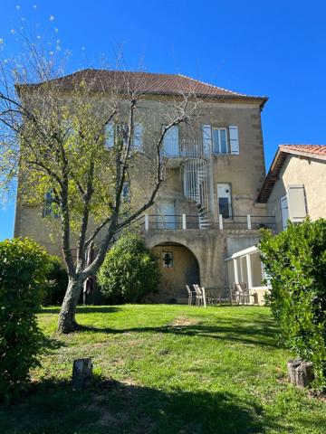 MARCIAC (32): Beau CHATEAU dominant sur 8ha ideal accueil public, EVENEMENTIEL, résidence séniors, communauté, habitat partagé