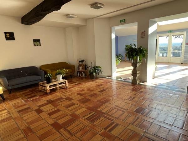 MARCIAC (32): Beau CHATEAU dominant sur 8ha ideal accueil public, EVENEMENTIEL, résidence séniors, communauté, habitat partagé