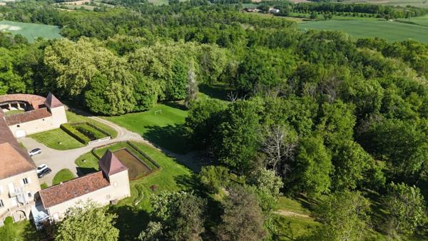MARCIAC (32): Beau CHATEAU dominant sur 8ha ideal accueil public, EVENEMENTIEL, résidence séniors, communauté, habitat partagé