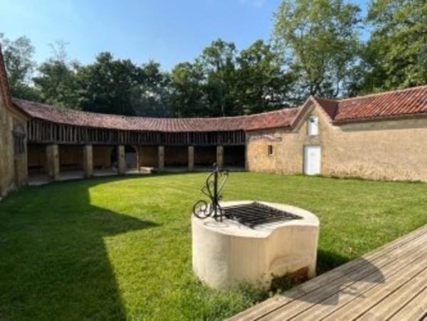 MARCIAC (32): Beau CHATEAU dominant sur 8ha ideal accueil public, EVENEMENTIEL, résidence séniors, communauté, habitat partagé