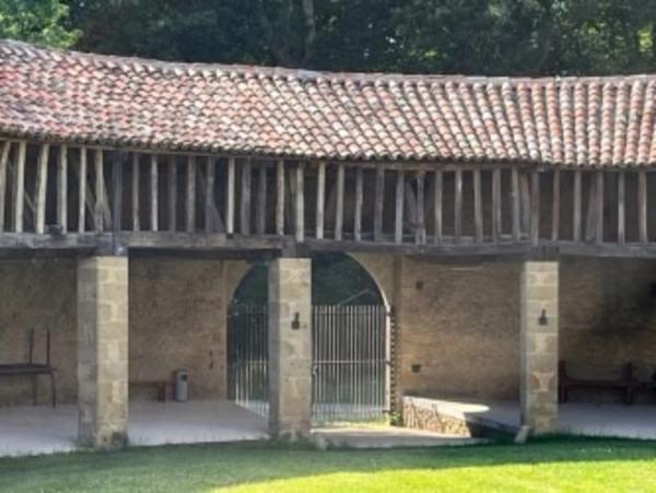 MARCIAC (32): Beau CHATEAU dominant sur 8ha ideal accueil public, EVENEMENTIEL, résidence séniors, communauté, habitat partagé