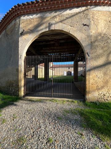 MARCIAC (32): Beau CHATEAU dominant sur 8ha ideal accueil public, EVENEMENTIEL, résidence séniors, communauté, habitat partagé