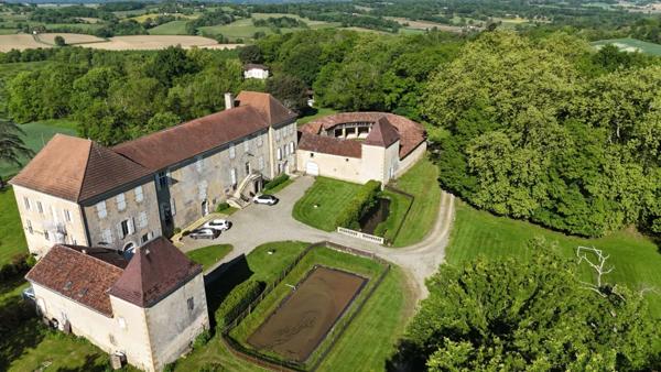 MARCIAC (32): Beau CHATEAU dominant sur 8ha ideal accueil public, EVENEMENTIEL, résidence séniors, communauté, habitat partagé