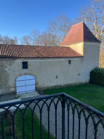MARCIAC (32): Beau CHATEAU dominant sur 8ha ideal accueil public, EVENEMENTIEL, résidence séniors, communauté, habitat partagé
