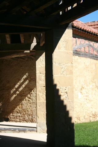 MARCIAC (32): Beau CHATEAU dominant sur 8ha ideal accueil public, EVENEMENTIEL, résidence séniors, communauté, habitat partagé