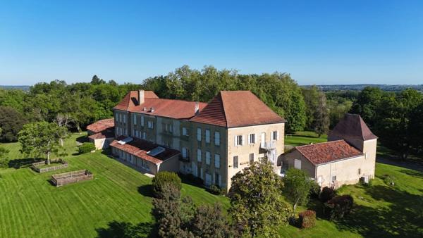 MARCIAC (32): Beau CHATEAU dominant sur 8ha ideal accueil public, EVENEMENTIEL, résidence séniors, communauté, habitat partagé