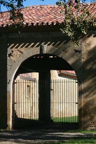 MARCIAC (32): Beau CHATEAU dominant sur 8ha ideal accueil public, EVENEMENTIEL, résidence séniors, communauté, habitat partagé