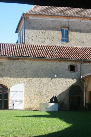 MARCIAC (32): Beau CHATEAU dominant sur 8ha ideal accueil public, EVENEMENTIEL, résidence séniors, communauté, habitat partagé