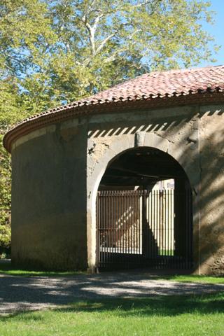 MARCIAC (32): Beau CHATEAU dominant sur 8ha ideal accueil public, EVENEMENTIEL, résidence séniors, communauté, habitat partagé
