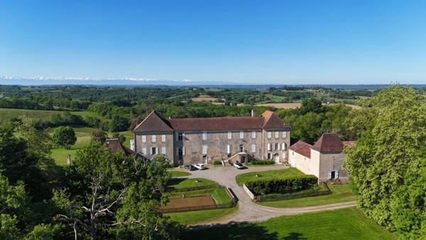 MARCIAC (32): Beau CHATEAU dominant sur 8ha ideal accueil public, EVENEMENTIEL, résidence séniors, communauté, habitat partagé