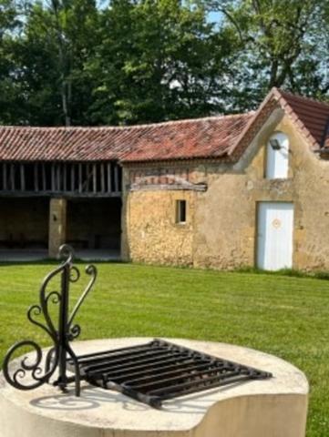 MARCIAC (32): Beau CHATEAU dominant sur 8ha ideal accueil public, EVENEMENTIEL, résidence séniors, communauté, habitat partagé