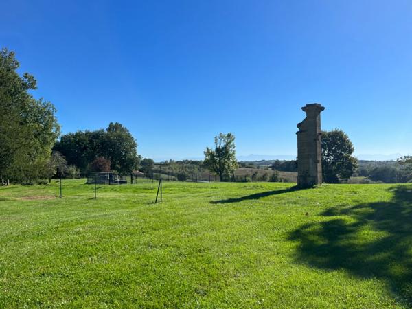MARCIAC (32): Beau CHATEAU dominant sur 8ha ideal accueil public, EVENEMENTIEL, résidence séniors, communauté, habitat partagé