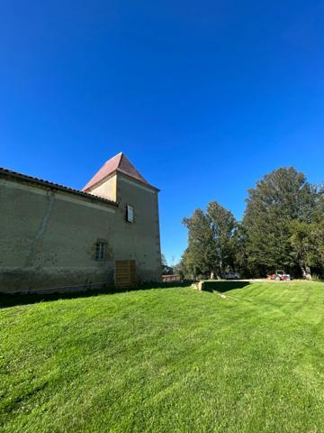 MARCIAC (32): Beau CHATEAU dominant sur 8ha ideal accueil public, EVENEMENTIEL, résidence séniors, communauté, habitat partagé