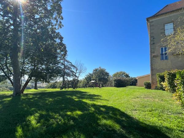 MARCIAC (32): Beau CHATEAU dominant sur 8ha ideal accueil public, EVENEMENTIEL, résidence séniors, communauté, habitat partagé