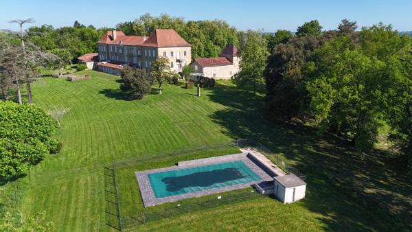 MARCIAC (32): Beau CHATEAU dominant sur 8ha ideal accueil public, EVENEMENTIEL, résidence séniors, communauté, habitat partagé