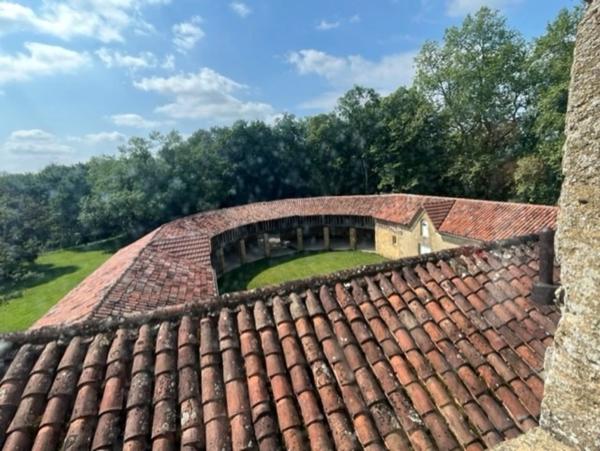 MARCIAC (32): Beau CHATEAU dominant sur 8ha ideal accueil public, EVENEMENTIEL, résidence séniors, communauté, habitat partagé