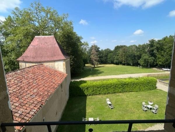 MARCIAC (32): Beau CHATEAU dominant sur 8ha ideal accueil public, EVENEMENTIEL, résidence séniors, communauté, habitat partagé