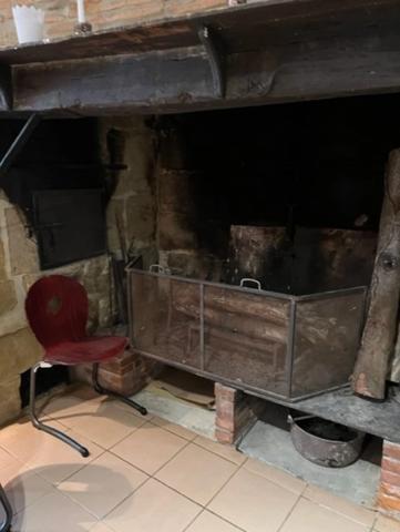 MARCIAC (32): Beau CHATEAU dominant sur 8ha ideal accueil public, EVENEMENTIEL, résidence séniors, communauté, habitat partagé