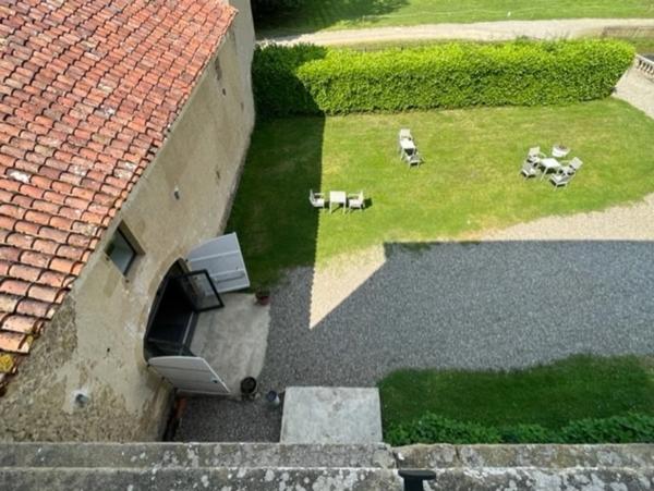 MARCIAC (32): Beau CHATEAU dominant sur 8ha ideal accueil public, EVENEMENTIEL, résidence séniors, communauté, habitat partagé