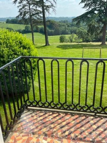 MARCIAC (32): Beau CHATEAU dominant sur 8ha ideal accueil public, EVENEMENTIEL, résidence séniors, communauté, habitat partagé