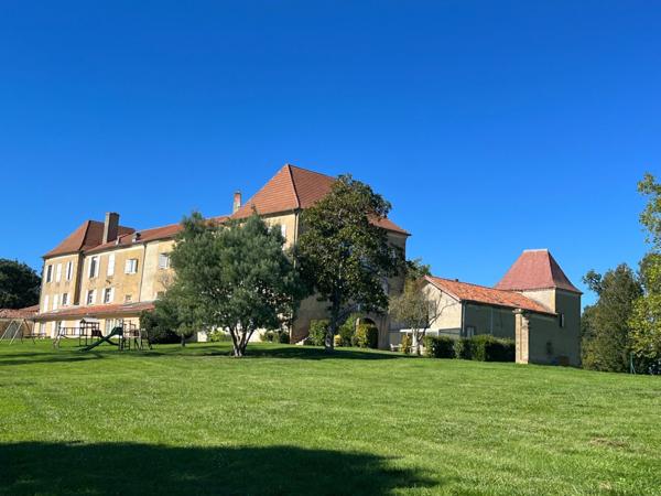 MARCIAC (32): Beau CHATEAU dominant sur 8ha ideal accueil public, EVENEMENTIEL, résidence séniors, communauté, habitat partagé