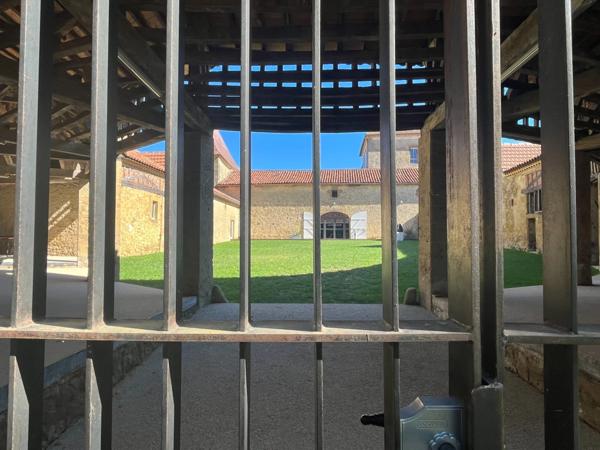 MARCIAC (32): Beau CHATEAU dominant sur 8ha ideal accueil public, EVENEMENTIEL, résidence séniors, communauté, habitat partagé