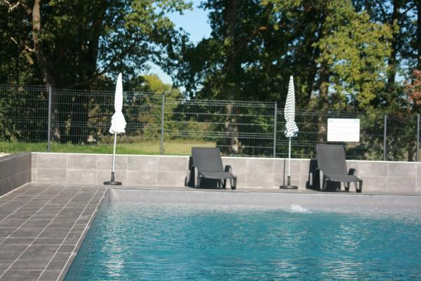MARCIAC (32): Beau CHATEAU dominant sur 8ha ideal accueil public, EVENEMENTIEL, résidence séniors, communauté, habitat partagé