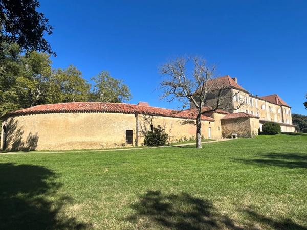 MARCIAC (32): Beau CHATEAU dominant sur 8ha ideal accueil public, EVENEMENTIEL, résidence séniors, communauté, habitat partagé