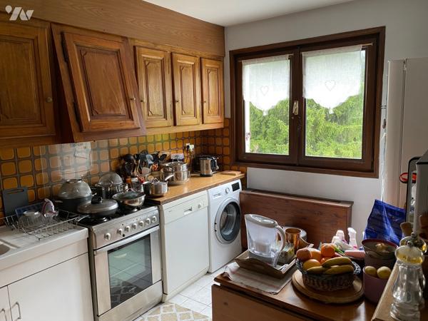 appartement de 3 pièces 2 balcons 2 chambres salle de bains cuisine salon/salle à manger cheminée