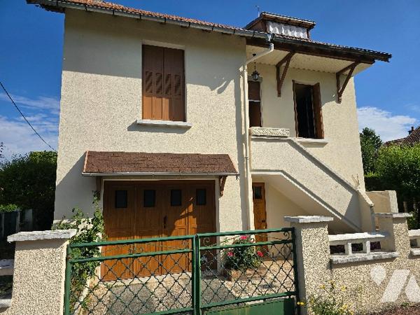 Maison de ville de 134 m², a proximité de l'Hôpital et des lycées.