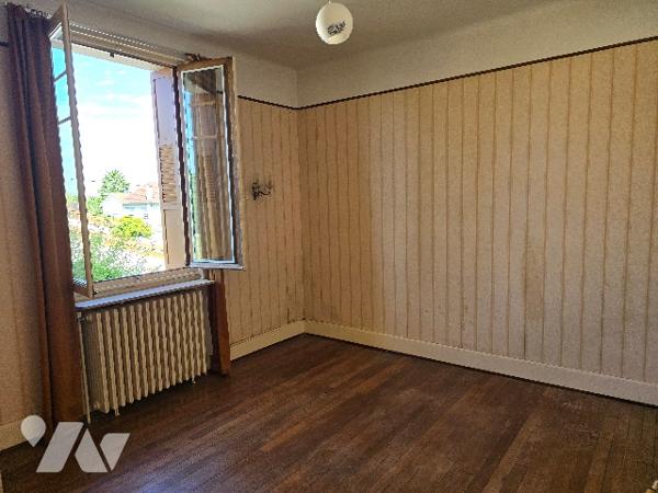 Maison de ville de 134 m², a proximité de l'Hôpital et des lycées.