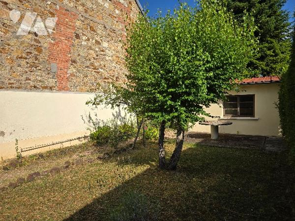 Maison de ville de 134 m², a proximité de l'Hôpital et des lycées.