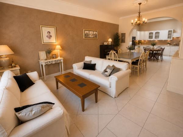 Maison 209m² avec 5 chambres, jardin et garage.