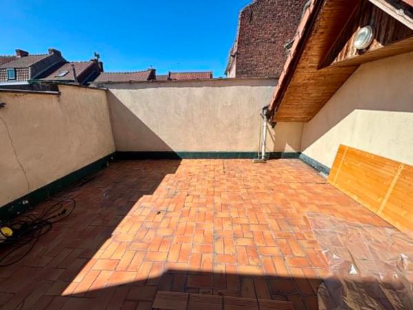 Maison 209m² avec 5 chambres, jardin et garage.