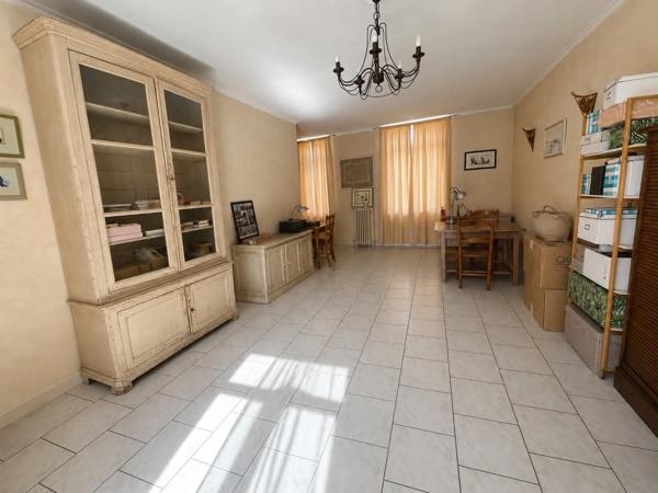 Maison 209m² avec 5 chambres, jardin et garage.