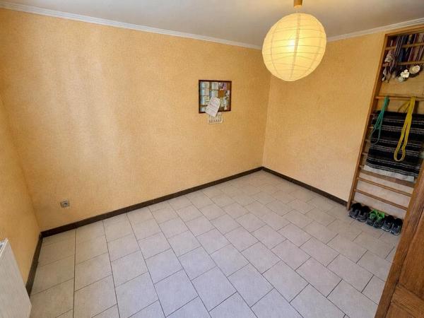 Maison 209m² avec 5 chambres, jardin et garage.