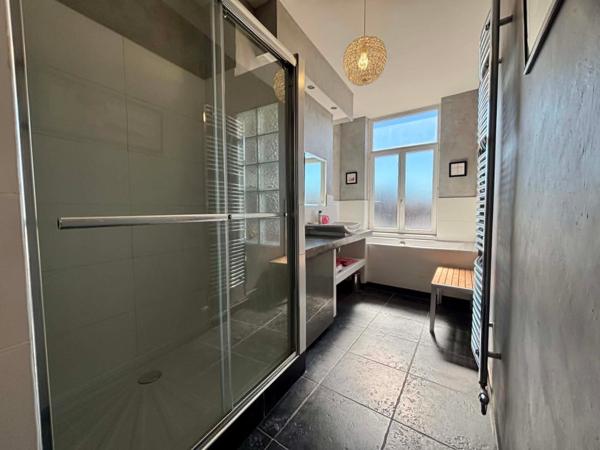 Maison 209m² avec 5 chambres, jardin et garage.