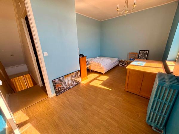 Maison 209m² avec 5 chambres, jardin et garage.