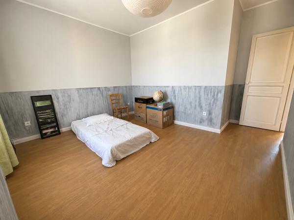 Maison 209m² avec 5 chambres, jardin et garage.