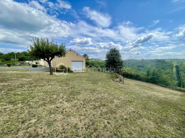 Vous souhaitez le calme de la campagne sans renoncer à la proximité des commodités ?

Située sur la commune recherchée de Saint-André-d’Allas, dans un quartier résidentiel sans nuisance, cette maison de plain-pied offre un cadre de vie serein, lumineux et parfaitement entretenu.

122 m² habitables – Rénovation complète en 2010
Exposée Est-Ouest, la maison bénéficie d’une belle luminosité tout au long de la journée et d’une vue dégagée sur la campagne du Périgord Noir.


Elle se compose de :
 - Entrée
 - Séjour chaleureux avec poêle à granulés
 - Cuisine indépendante aménagée et équipée + cellier attenant
 - 3 chambres dont 2 avec placards
 - Dressing indépendant
 - Salle d’eau moderne avec douche à l’italienne
 - WC séparé
 - Véranda contemporaine climatisée (véritable pièce de vie supplémentaire)

Extérieurs soignés et fonctionnels :
 - Terrain clos et arboré de 2 083 m²
 - Jardin piscinable
 - Terrasse avec SPA récent haut de gamme
 - Cour goudronnée facilitant l’accès et le stationnement
 - Portail électrique

Un environnement préservé (zone naturelle protégée) garantissant la tranquillité à long terme.
Double garage de 72 m² avec atelier, un atout rare, idéal pour artisan, stockage, véhicules ou projet personnel.

Confort & performance énergétique :
 - DPE : C | GES : A
 - Pompe à chaleur air/air gainable
 - Poêle à granulés
 - Double vitrage PVC + volets roulants électriques
 - Moustiquaires
 - Portes de garage motorisées
 - Fibre
 - Micro-station
 - Adoucisseur d’eau

Maison saine, entretenue, sans travaux à prévoir.


Pourquoi ce bien se démarque sur le secteur ?
✔ Plain-pied recherché
✔ Vue dégagée
✔ Équipements complets déjà installés
✔ Grand garage rare sur le marché local
✔ Proximité immédiate de Sarlat

Ce type de bien combine confort, tranquillité et fonctionnalité — un équilibre difficile à trouver aujourd’hui.

📞 Mandataire indépendant, je vous accompagne personnellement dans votre projet et organise les visites sur rendez-vous.

Contactez-moi pour plus d’informations ou pour planifier une découverte.