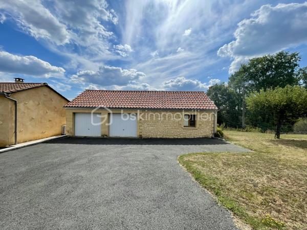 Vous souhaitez le calme de la campagne sans renoncer à la proximité des commodités ?

Située sur la commune recherchée de Saint-André-d’Allas, dans un quartier résidentiel sans nuisance, cette maison de plain-pied offre un cadre de vie serein, lumineux et parfaitement entretenu.

122 m² habitables – Rénovation complète en 2010
Exposée Est-Ouest, la maison bénéficie d’une belle luminosité tout au long de la journée et d’une vue dégagée sur la campagne du Périgord Noir.


Elle se compose de :
 - Entrée
 - Séjour chaleureux avec poêle à granulés
 - Cuisine indépendante aménagée et équipée + cellier attenant
 - 3 chambres dont 2 avec placards
 - Dressing indépendant
 - Salle d’eau moderne avec douche à l’italienne
 - WC séparé
 - Véranda contemporaine climatisée (véritable pièce de vie supplémentaire)

Extérieurs soignés et fonctionnels :
 - Terrain clos et arboré de 2 083 m²
 - Jardin piscinable
 - Terrasse avec SPA récent haut de gamme
 - Cour goudronnée facilitant l’accès et le stationnement
 - Portail électrique

Un environnement préservé (zone naturelle protégée) garantissant la tranquillité à long terme.
Double garage de 72 m² avec atelier, un atout rare, idéal pour artisan, stockage, véhicules ou projet personnel.

Confort & performance énergétique :
 - DPE : C | GES : A
 - Pompe à chaleur air/air gainable
 - Poêle à granulés
 - Double vitrage PVC + volets roulants électriques
 - Moustiquaires
 - Portes de garage motorisées
 - Fibre
 - Micro-station
 - Adoucisseur d’eau

Maison saine, entretenue, sans travaux à prévoir.


Pourquoi ce bien se démarque sur le secteur ?
✔ Plain-pied recherché
✔ Vue dégagée
✔ Équipements complets déjà installés
✔ Grand garage rare sur le marché local
✔ Proximité immédiate de Sarlat

Ce type de bien combine confort, tranquillité et fonctionnalité — un équilibre difficile à trouver aujourd’hui.

📞 Mandataire indépendant, je vous accompagne personnellement dans votre projet et organise les visites sur rendez-vous.

Contactez-moi pour plus d’informations ou pour planifier une découverte.