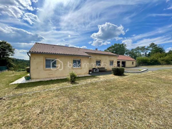 Vous souhaitez le calme de la campagne sans renoncer à la proximité des commodités ?

Située sur la commune recherchée de Saint-André-d’Allas, dans un quartier résidentiel sans nuisance, cette maison de plain-pied offre un cadre de vie serein, lumineux et parfaitement entretenu.

122 m² habitables – Rénovation complète en 2010
Exposée Est-Ouest, la maison bénéficie d’une belle luminosité tout au long de la journée et d’une vue dégagée sur la campagne du Périgord Noir.


Elle se compose de :
 - Entrée
 - Séjour chaleureux avec poêle à granulés
 - Cuisine indépendante aménagée et équipée + cellier attenant
 - 3 chambres dont 2 avec placards
 - Dressing indépendant
 - Salle d’eau moderne avec douche à l’italienne
 - WC séparé
 - Véranda contemporaine climatisée (véritable pièce de vie supplémentaire)

Extérieurs soignés et fonctionnels :
 - Terrain clos et arboré de 2 083 m²
 - Jardin piscinable
 - Terrasse avec SPA récent haut de gamme
 - Cour goudronnée facilitant l’accès et le stationnement
 - Portail électrique

Un environnement préservé (zone naturelle protégée) garantissant la tranquillité à long terme.
Double garage de 72 m² avec atelier, un atout rare, idéal pour artisan, stockage, véhicules ou projet personnel.

Confort & performance énergétique :
 - DPE : C | GES : A
 - Pompe à chaleur air/air gainable
 - Poêle à granulés
 - Double vitrage PVC + volets roulants électriques
 - Moustiquaires
 - Portes de garage motorisées
 - Fibre
 - Micro-station
 - Adoucisseur d’eau

Maison saine, entretenue, sans travaux à prévoir.


Pourquoi ce bien se démarque sur le secteur ?
✔ Plain-pied recherché
✔ Vue dégagée
✔ Équipements complets déjà installés
✔ Grand garage rare sur le marché local
✔ Proximité immédiate de Sarlat

Ce type de bien combine confort, tranquillité et fonctionnalité — un équilibre difficile à trouver aujourd’hui.

📞 Mandataire indépendant, je vous accompagne personnellement dans votre projet et organise les visites sur rendez-vous.

Contactez-moi pour plus d’informations ou pour planifier une découverte.