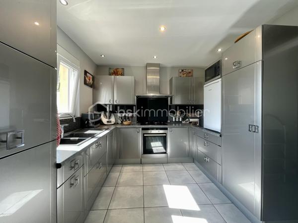 Vous souhaitez le calme de la campagne sans renoncer à la proximité des commodités ?

Située sur la commune recherchée de Saint-André-d’Allas, dans un quartier résidentiel sans nuisance, cette maison de plain-pied offre un cadre de vie serein, lumineux et parfaitement entretenu.

122 m² habitables – Rénovation complète en 2010
Exposée Est-Ouest, la maison bénéficie d’une belle luminosité tout au long de la journée et d’une vue dégagée sur la campagne du Périgord Noir.


Elle se compose de :
 - Entrée
 - Séjour chaleureux avec poêle à granulés
 - Cuisine indépendante aménagée et équipée + cellier attenant
 - 3 chambres dont 2 avec placards
 - Dressing indépendant
 - Salle d’eau moderne avec douche à l’italienne
 - WC séparé
 - Véranda contemporaine climatisée (véritable pièce de vie supplémentaire)

Extérieurs soignés et fonctionnels :
 - Terrain clos et arboré de 2 083 m²
 - Jardin piscinable
 - Terrasse avec SPA récent haut de gamme
 - Cour goudronnée facilitant l’accès et le stationnement
 - Portail électrique

Un environnement préservé (zone naturelle protégée) garantissant la tranquillité à long terme.
Double garage de 72 m² avec atelier, un atout rare, idéal pour artisan, stockage, véhicules ou projet personnel.

Confort & performance énergétique :
 - DPE : C | GES : A
 - Pompe à chaleur air/air gainable
 - Poêle à granulés
 - Double vitrage PVC + volets roulants électriques
 - Moustiquaires
 - Portes de garage motorisées
 - Fibre
 - Micro-station
 - Adoucisseur d’eau

Maison saine, entretenue, sans travaux à prévoir.


Pourquoi ce bien se démarque sur le secteur ?
✔ Plain-pied recherché
✔ Vue dégagée
✔ Équipements complets déjà installés
✔ Grand garage rare sur le marché local
✔ Proximité immédiate de Sarlat

Ce type de bien combine confort, tranquillité et fonctionnalité — un équilibre difficile à trouver aujourd’hui.

📞 Mandataire indépendant, je vous accompagne personnellement dans votre projet et organise les visites sur rendez-vous.

Contactez-moi pour plus d’informations ou pour planifier une découverte.