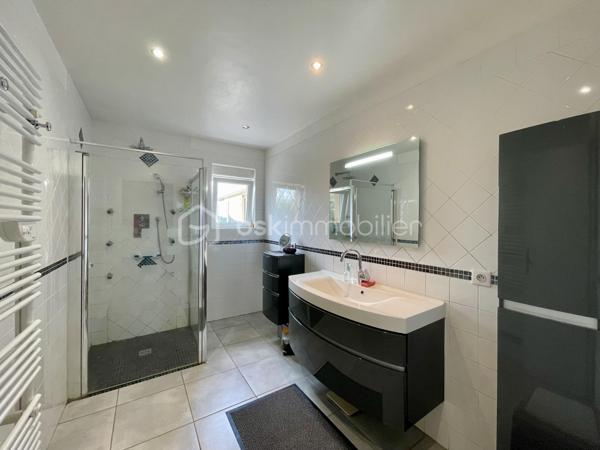 Vous souhaitez le calme de la campagne sans renoncer à la proximité des commodités ?

Située sur la commune recherchée de Saint-André-d’Allas, dans un quartier résidentiel sans nuisance, cette maison de plain-pied offre un cadre de vie serein, lumineux et parfaitement entretenu.

122 m² habitables – Rénovation complète en 2010
Exposée Est-Ouest, la maison bénéficie d’une belle luminosité tout au long de la journée et d’une vue dégagée sur la campagne du Périgord Noir.


Elle se compose de :
 - Entrée
 - Séjour chaleureux avec poêle à granulés
 - Cuisine indépendante aménagée et équipée + cellier attenant
 - 3 chambres dont 2 avec placards
 - Dressing indépendant
 - Salle d’eau moderne avec douche à l’italienne
 - WC séparé
 - Véranda contemporaine climatisée (véritable pièce de vie supplémentaire)

Extérieurs soignés et fonctionnels :
 - Terrain clos et arboré de 2 083 m²
 - Jardin piscinable
 - Terrasse avec SPA récent haut de gamme
 - Cour goudronnée facilitant l’accès et le stationnement
 - Portail électrique

Un environnement préservé (zone naturelle protégée) garantissant la tranquillité à long terme.
Double garage de 72 m² avec atelier, un atout rare, idéal pour artisan, stockage, véhicules ou projet personnel.

Confort & performance énergétique :
 - DPE : C | GES : A
 - Pompe à chaleur air/air gainable
 - Poêle à granulés
 - Double vitrage PVC + volets roulants électriques
 - Moustiquaires
 - Portes de garage motorisées
 - Fibre
 - Micro-station
 - Adoucisseur d’eau

Maison saine, entretenue, sans travaux à prévoir.


Pourquoi ce bien se démarque sur le secteur ?
✔ Plain-pied recherché
✔ Vue dégagée
✔ Équipements complets déjà installés
✔ Grand garage rare sur le marché local
✔ Proximité immédiate de Sarlat

Ce type de bien combine confort, tranquillité et fonctionnalité — un équilibre difficile à trouver aujourd’hui.

📞 Mandataire indépendant, je vous accompagne personnellement dans votre projet et organise les visites sur rendez-vous.

Contactez-moi pour plus d’informations ou pour planifier une découverte.