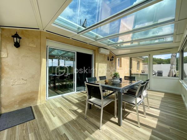 Vous souhaitez le calme de la campagne sans renoncer à la proximité des commodités ?

Située sur la commune recherchée de Saint-André-d’Allas, dans un quartier résidentiel sans nuisance, cette maison de plain-pied offre un cadre de vie serein, lumineux et parfaitement entretenu.

122 m² habitables – Rénovation complète en 2010
Exposée Est-Ouest, la maison bénéficie d’une belle luminosité tout au long de la journée et d’une vue dégagée sur la campagne du Périgord Noir.


Elle se compose de :
 - Entrée
 - Séjour chaleureux avec poêle à granulés
 - Cuisine indépendante aménagée et équipée + cellier attenant
 - 3 chambres dont 2 avec placards
 - Dressing indépendant
 - Salle d’eau moderne avec douche à l’italienne
 - WC séparé
 - Véranda contemporaine climatisée (véritable pièce de vie supplémentaire)

Extérieurs soignés et fonctionnels :
 - Terrain clos et arboré de 2 083 m²
 - Jardin piscinable
 - Terrasse avec SPA récent haut de gamme
 - Cour goudronnée facilitant l’accès et le stationnement
 - Portail électrique

Un environnement préservé (zone naturelle protégée) garantissant la tranquillité à long terme.
Double garage de 72 m² avec atelier, un atout rare, idéal pour artisan, stockage, véhicules ou projet personnel.

Confort & performance énergétique :
 - DPE : C | GES : A
 - Pompe à chaleur air/air gainable
 - Poêle à granulés
 - Double vitrage PVC + volets roulants électriques
 - Moustiquaires
 - Portes de garage motorisées
 - Fibre
 - Micro-station
 - Adoucisseur d’eau

Maison saine, entretenue, sans travaux à prévoir.


Pourquoi ce bien se démarque sur le secteur ?
✔ Plain-pied recherché
✔ Vue dégagée
✔ Équipements complets déjà installés
✔ Grand garage rare sur le marché local
✔ Proximité immédiate de Sarlat

Ce type de bien combine confort, tranquillité et fonctionnalité — un équilibre difficile à trouver aujourd’hui.

📞 Mandataire indépendant, je vous accompagne personnellement dans votre projet et organise les visites sur rendez-vous.

Contactez-moi pour plus d’informations ou pour planifier une découverte.