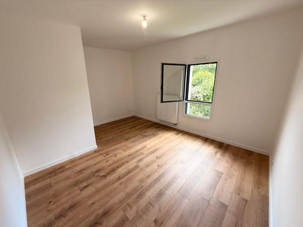 Maison contemporaine de 2025, 5 pièces, 4 chambres, de 108 M² sur 390 M² de terrain / ELVEN