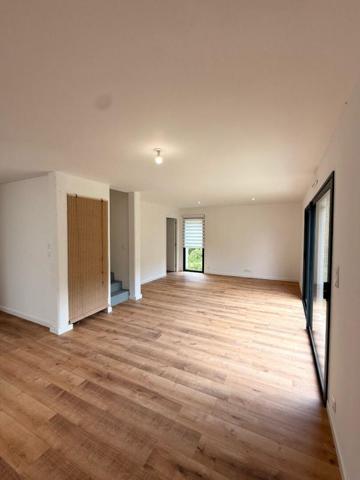 Maison contemporaine de 2025, 5 pièces, 4 chambres, de 108 M² sur 390 M² de terrain / ELVEN