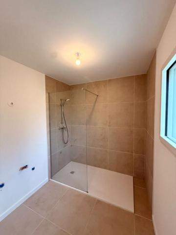 Maison contemporaine de 2025, 5 pièces, 4 chambres, de 108 M² sur 390 M² de terrain / ELVEN