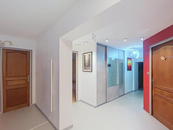 Maison de village de 228 m² , 5 chambre, garage, sous-sol et grandes dépendances aménageables