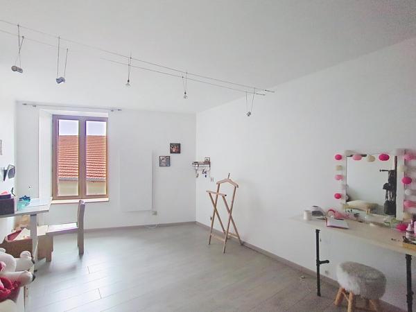 Maison de village de 228 m² , 5 chambre, garage, sous-sol et grandes dépendances aménageables